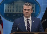 Δημοκρατικοί βουλευτές επιδιώκουν καθαίρεση Χέγκσεθ για τον πόλεμο στο Ιράν