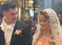 Με ρομαντική αισθητική αλά Bridgerton παντρεύτηκαν ο Φειδίας Παναγιώτου και η Στυλιάνα Αβερκίου