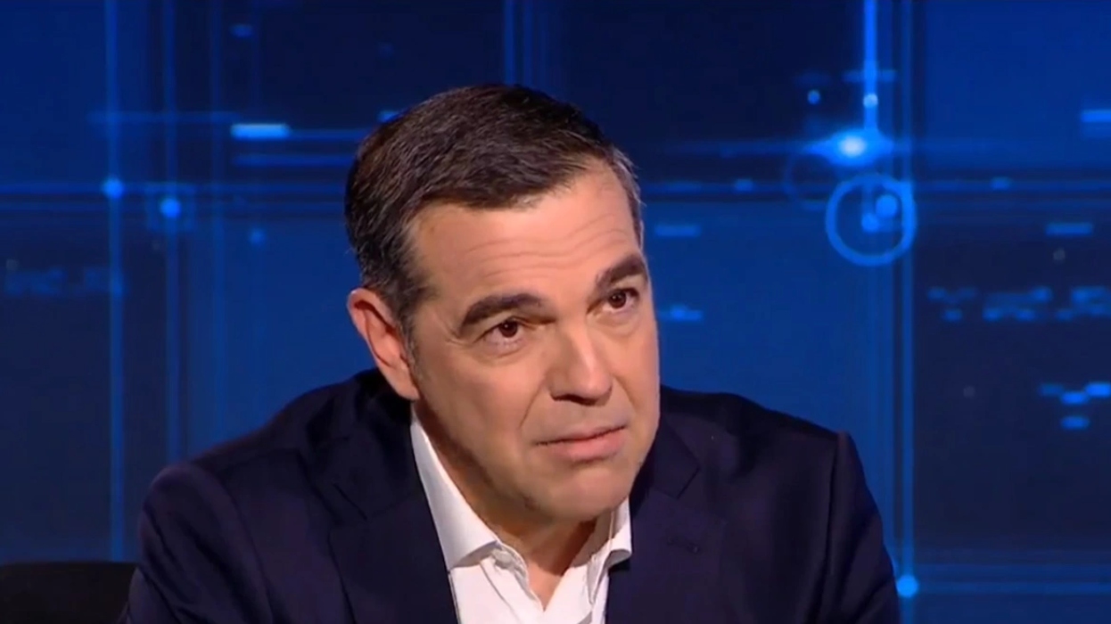 «Να τις κλείσω ή να αντέξω;» Ο Τσίπρας επαναφέρει τα διλήμματα της κρίσης