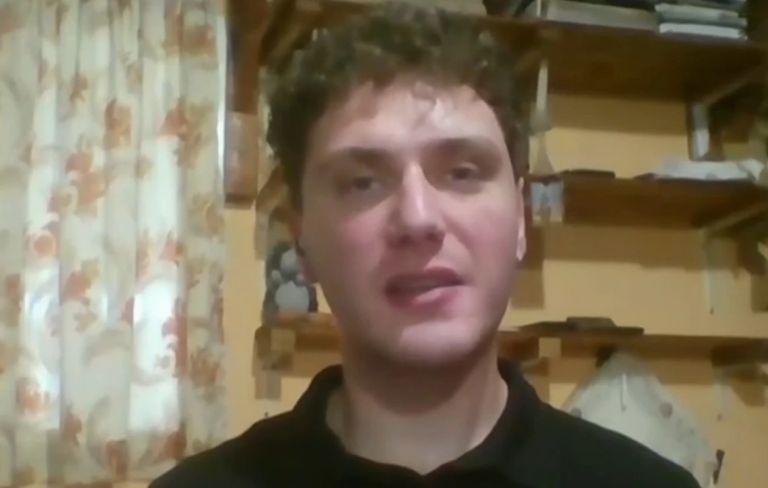 Μάθημα ζωής: Υποτροφία στον μαθητή που πήγαινε σχολείο με καΐκι – Το μήνυμά του στους νέους