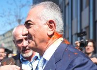 Βερολίνο: Επίθεση με τοματοχυμό στον Ρεζά Παχλαβί μετά από συνέντευξη Τύπου