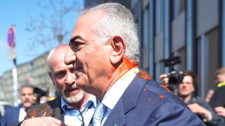 Βερολίνο: Επίθεση με τοματοχυμό στον Ρεζά Παχλαβί μετά από συνέντευξη Τύπου
