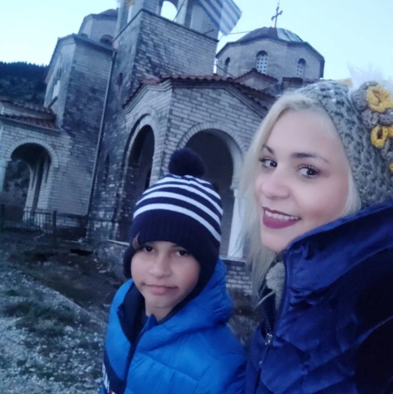 Σπαραγμός στην κηδεία του 13χρονου Κωνσταντίνου: Ράγισαν καρδιές στις κραυγές της μητέρας του