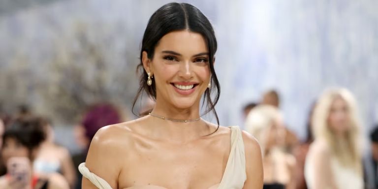 Kendall Jenner στο Met Gala 2026: «Σύγχρονη Νίκη της Σαμοθράκης» – Η εμφάνιση που έκλεψε την παράσταση!