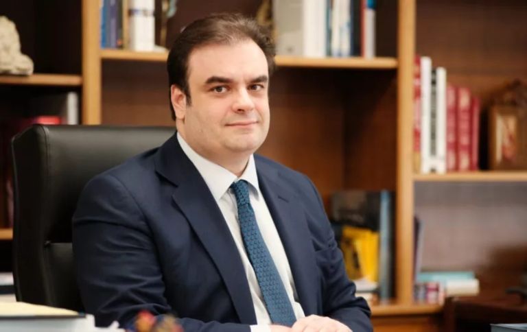 Tax “cuts” at the Thessaloniki Fair: Pierrakakis targets businesses, freelancers, and levies