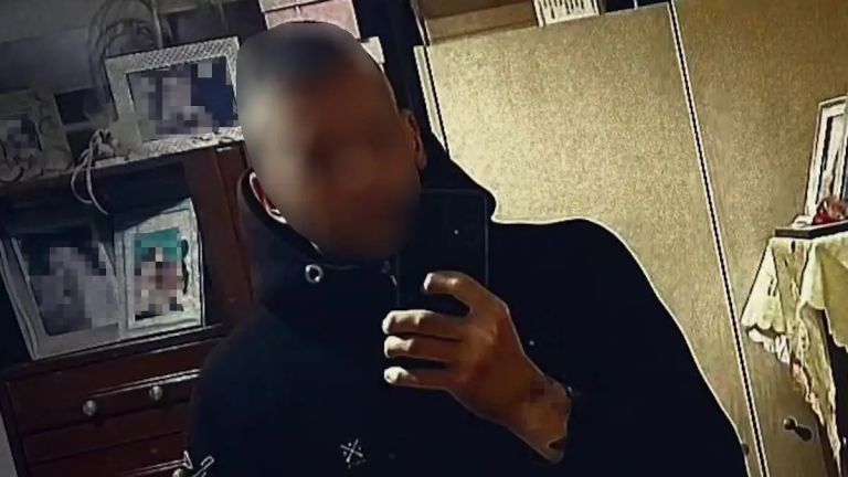 Νέα Φιλαδέλφεια: “Δεν ξέραμε ότι ήταν ΑμεΑ” – Τι λέει η μητέρα του 25χρονου για τον ξυλοδαρμό του 17χρονου