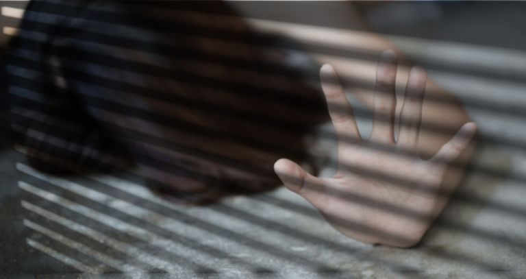Πάτρα: Σοβαρό επεισόδιο ενδοοικογενειακής βίας – Κρατούσε αιχμάλωτη τη 16χρονη σύντροφό του