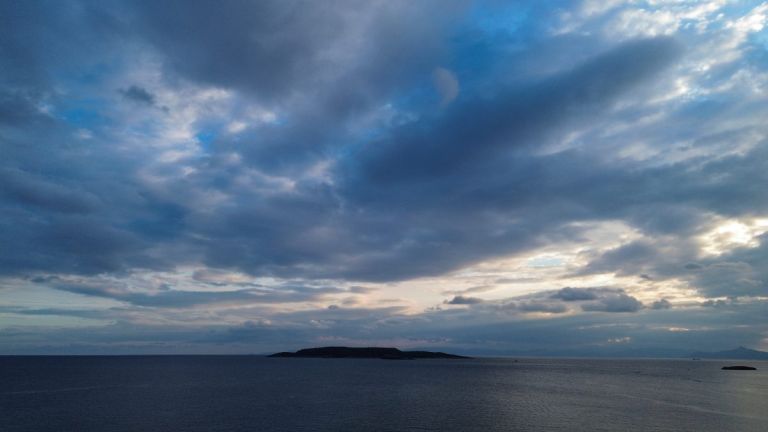 Καιρός: Ψυχρή εισβολή με βροχές, καταιγίδες και χιόνια