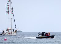 Στην Κρήτη οι 175 ακτιβιστές του στολίσκου προς τη Γάζα με αρματαγωγό του Πολεμικού Ναυτικού