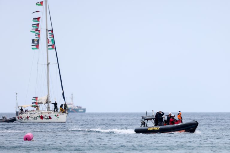 Στην Κρήτη οι 175 ακτιβιστές του στολίσκου προς τη Γάζα με αρματαγωγό του Πολεμικού Ναυτικού