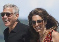 Η Amal Clooney υιοθετεί το απόλυτο Pucci girl summer για τα γενέθλια του George Clooney