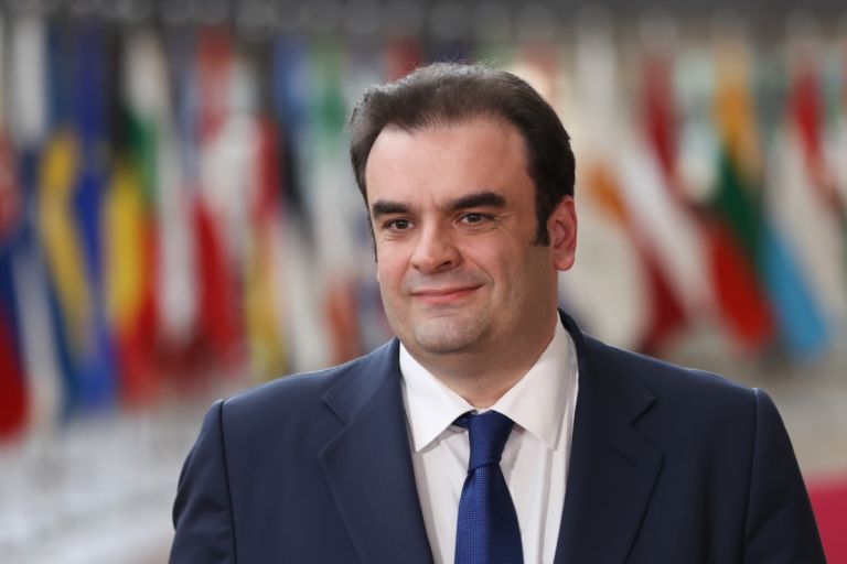Ελλάδα: Πρόωρη αποπληρωμή-μαμούθ 6,9 δισ. ευρώ – Το στοίχημα Πιερρακάκη για το χρέος