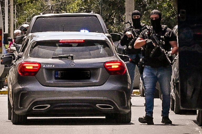 Δολοφονία Μοσχούρη: Υπό δρακόντεια μέτρα στην Ευελπίδων οι συλληφθέντες – Όλο το παρασκήνιο