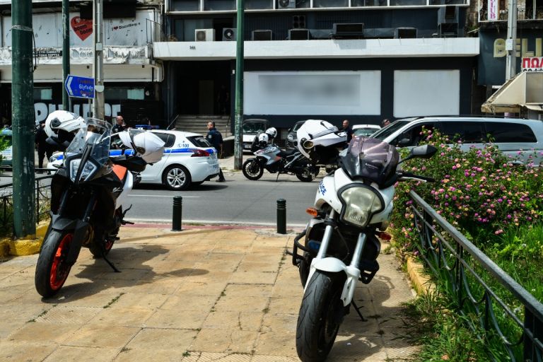 Νέο βίντεο από την καταδίωξη 58χρονου που πυροβόλησε μέσα στο κλαμπ και τραυμάτισε γυναίκα στην Καλλιθέα