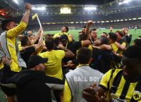 Πρωταθλήτρια Ελλάδας η ΑΕΚ – Νίκησε 2-1 τον Παναθηναϊκό και σήκωσε τον τίτλο