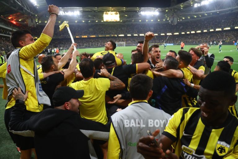 Πρωταθλήτρια Ελλάδας η ΑΕΚ – Νίκησε 2-1 τον Παναθηναϊκό και σήκωσε τον τίτλο