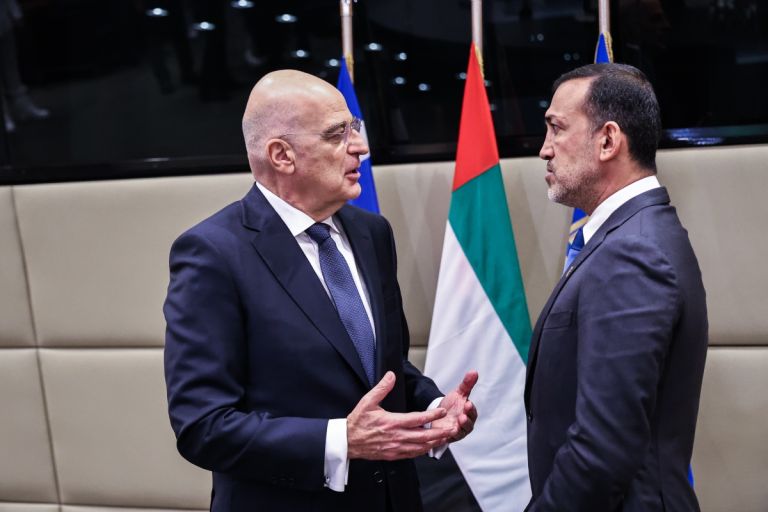 Στρατηγικό άνοιγμα Αθήνας–Άμπου Ντάμπι: Δένδιας – ΗΑΕ υπογράφουν για βαθύτερη αμυντική συνεργασία
