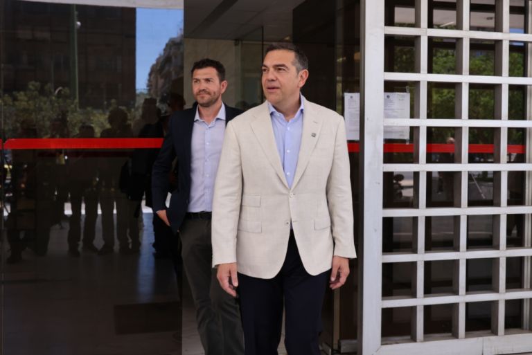 Στον Άρειο Πάγο ο Τσίπρας, κατέθεσε την ιδρυτική διακήρυξη της ΕΛΑΣ – «Σημαία η Δημοκρατία και η Δικαιοσύνη»