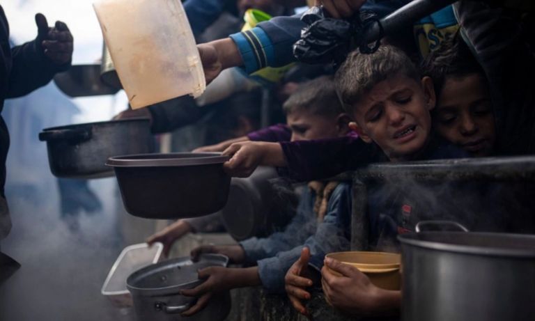 «Καταστροφική» ανθρωπιστική κρίση στη Γάζα καταγγέλλουν ΜΚΟ: «Παιδιά συνεχίζουν να φτάνουν στις κλινικές»