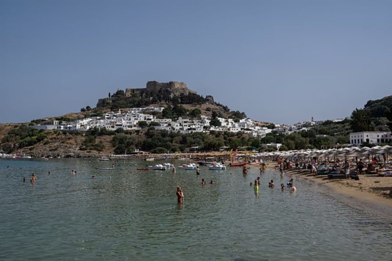 Τουρισμός στην Ελλάδα: Πλαφόν στις κλίνες και αυστηροί κανόνες για τα νησιά