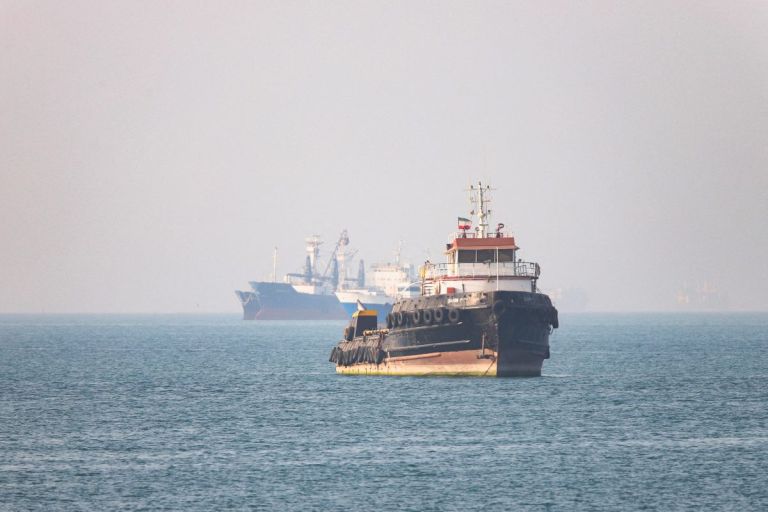 Στενά Ορμούζ: Διέλευση φορτηγού υπό αμερικανική σημαία με στρατιωτική συνοδεία