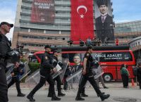 Άγκυρα: Σκηνές ροκ στο CHP–Αστυνομική επέμβαση με δακρυγόνα και πλαστικές σφαίρες μετά τη δικαστική απόφαση