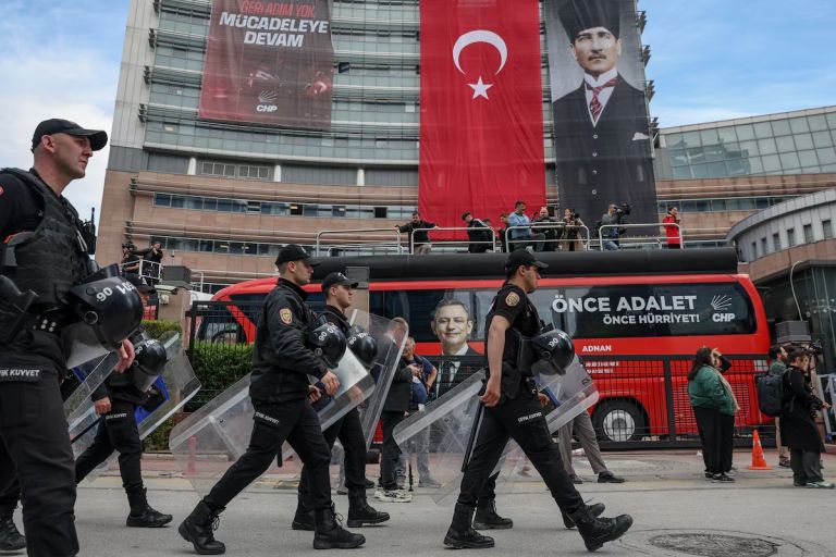 Άγκυρα: Σκηνές ροκ στο CHP–Αστυνομική επέμβαση με δακρυγόνα και πλαστικές σφαίρες μετά τη δικαστική απόφαση