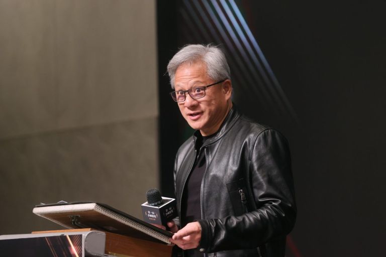 Nvidia και Τραμπ: Ο Τζένσεν Χουάνγκ δηλώνει έτοιμος να ταξιδέψει μαζί του στην Κίνα