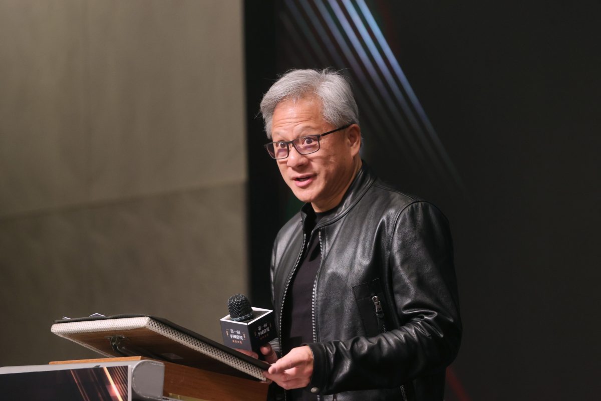 Nvidia και Τραμπ: Ο Τζένσεν Χουάνγκ δηλώνει έτοιμος να ταξιδέψει μαζί του στην Κίνα