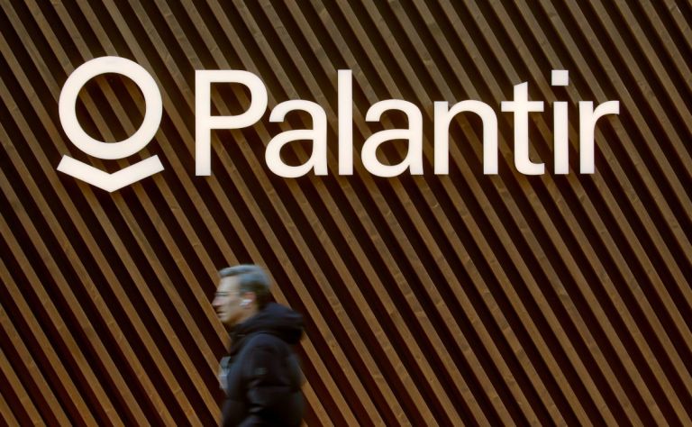 Palantir: Θύελλα για το «μανιφέστο» περί AI, στρατού και Δύσης