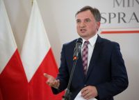 Πολωνία: Καταζητούμενοι πολιτικοί εγκαταλείπουν την Ουγγαρία μετά την απώλεια προστασίας Όρμπαν
