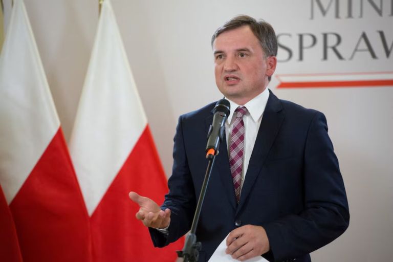 Πολωνία: Καταζητούμενοι πολιτικοί εγκαταλείπουν την Ουγγαρία μετά την απώλεια προστασίας Όρμπαν