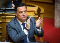 «Ζείτε στον Παράδεισο!» — Η Βρετανίδα που “τρέλανε” το X και απογείωσε τον Άδωνι [vid]