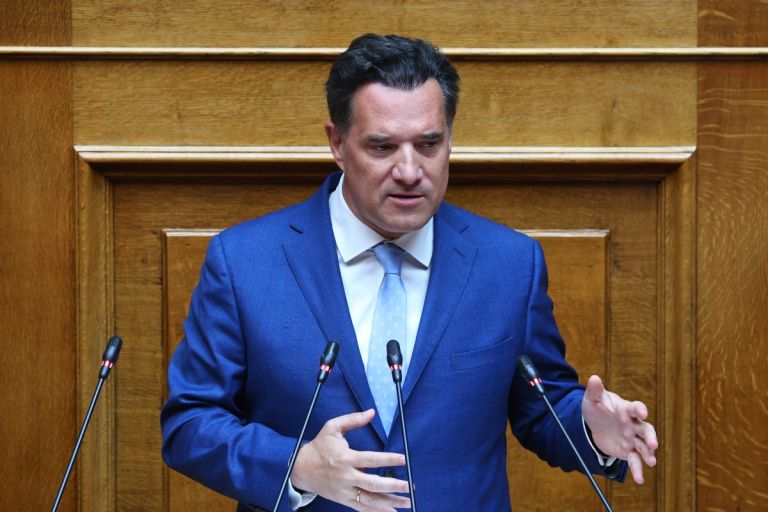 Άδωνις στη Βουλή: «Δεν είναι θέατρο» – Σαρωτική απάντηση για Υγεία, διαφάνεια και τοξικότητα