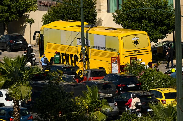 ΑΕΚ: Χιλιάδες φίλοι της Ένωσης αποθέωσαν τους πρωταθλητές – Καπνογόνα και συνθήματα πριν τη φιέστα τίτλου