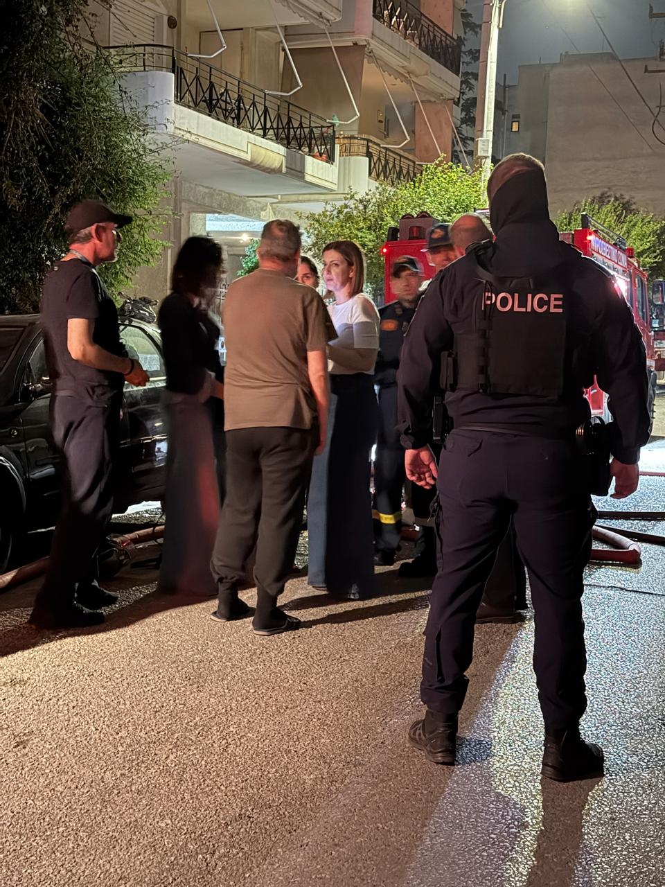 Χρυσοχοΐδης και Αγαπηδάκη στο Ίλιον μετά τη μεγάλη φωτιά που κατέστρεψε διαμερίσματα