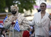 Eurovision 2026: Εντυπωσιακή εμφάνιση του Akylas στο τιρκουάζ χαλί της Βιέννης