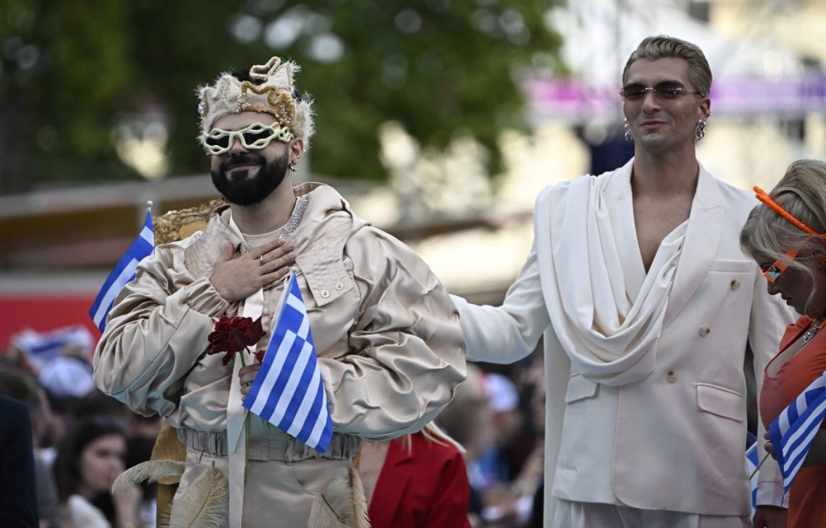 Eurovision 2026: Εντυπωσιακή εμφάνιση του Akylas στο τιρκουάζ χαλί της Βιέννης