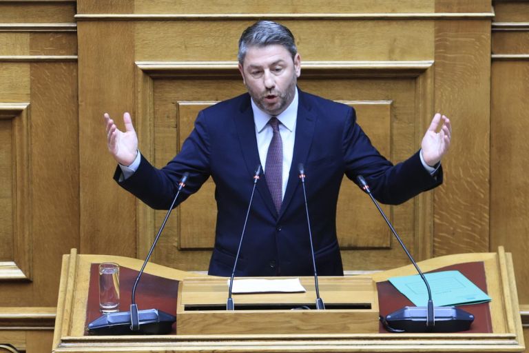 Ανδρουλάκης σε σκληρή επίθεση κατά Μητσοτάκη: «Επικοινωνιακό στρίβειν δια του Συντάγματος για σκάνδαλα»