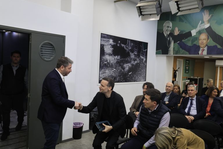 ΠΑΣΟΚ σε «ηλεκτρικό σοκ» διεύρυνσης: Ρήγματα, αιχμές και σενάρια επιστροφών στο Πολιτικό Συμβούλιο
