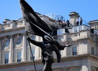 Banksy: Δικό του το άγαλμα-παρέμβαση στο κέντρο του Λονδίνου