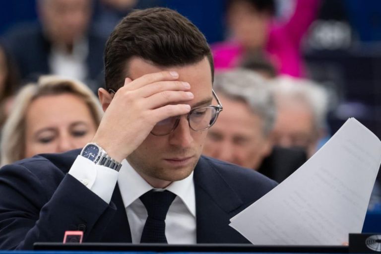 Ρήγμα στη γαλλική Ακροδεξιά: Η Λεπέν συγκρούεται με τον “φιλελεύθερο” Μπαρντελά