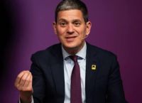 ΣΟΚ ΣΤΟ ΛΟΝΔΙΝΟ: «Η Βρετανία πρέπει να ξαναμπεί στην ΕΕ» – Ο Μίλιμπαντ άναψε φωτιές