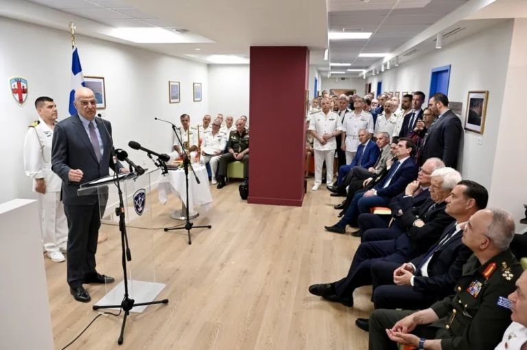 «Η απειλή υπάρχει» — Ο Δένδιας καλεί τους εφοπλιστές να βάλουν πλάτη για τις Ένοπλες Δυνάμεις