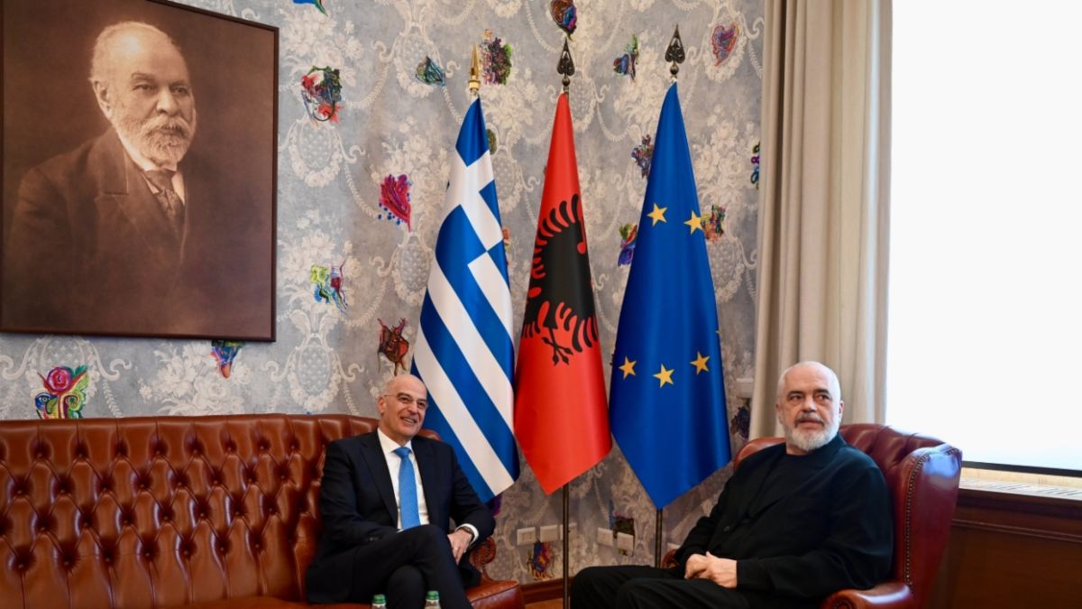 Δένδιας στα Τίρανα: Στο επίκεντρο οι ελληνοαλβανικές σχέσεις και τα στρατιωτικά κοιμητήρια