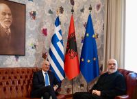 Δένδιας στα Τίρανα: Στο επίκεντρο οι ελληνοαλβανικές σχέσεις και τα στρατιωτικά κοιμητήρια