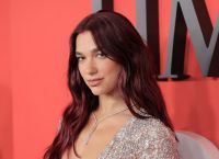 Dua Lipa: Αγωγή 15 εκατ. δολαρίων κατά της Samsung για παράνομη χρήση φωτογραφίας
