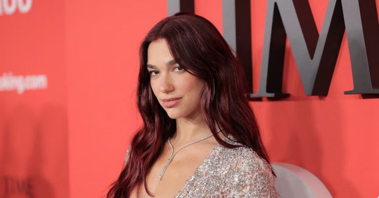Dua Lipa: Αγωγή 15 εκατ. δολαρίων κατά της Samsung για παράνομη χρήση φωτογραφίας