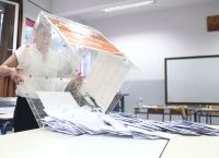 MRB: Στο 28,8% η ΝΔ – «άλλος πρωθυπουργός» στο 15,6% με σενάρια Τσίπρα και Καρυστιανού