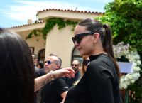 Ράγισε καρδιές η κόρη της Μαστροκώστα στον επικήδειο: «Δεν σου λέω αντίο, γιατί θα είσαι για πάντα μέσα μου»